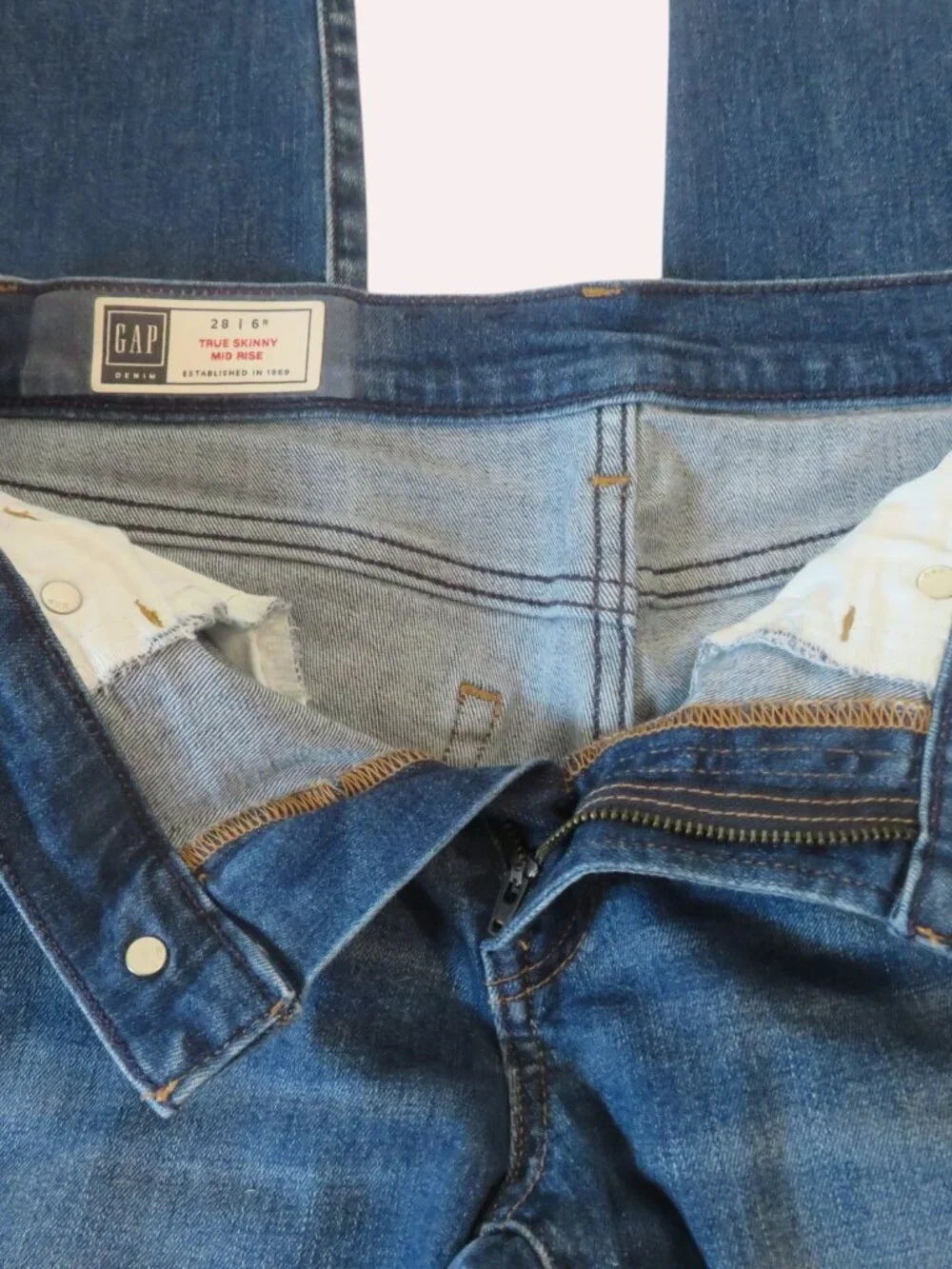 GAP -Women's Mid Rise True Skinny Jeans, Size 28 (6R), GUC - Picture 7 of 13